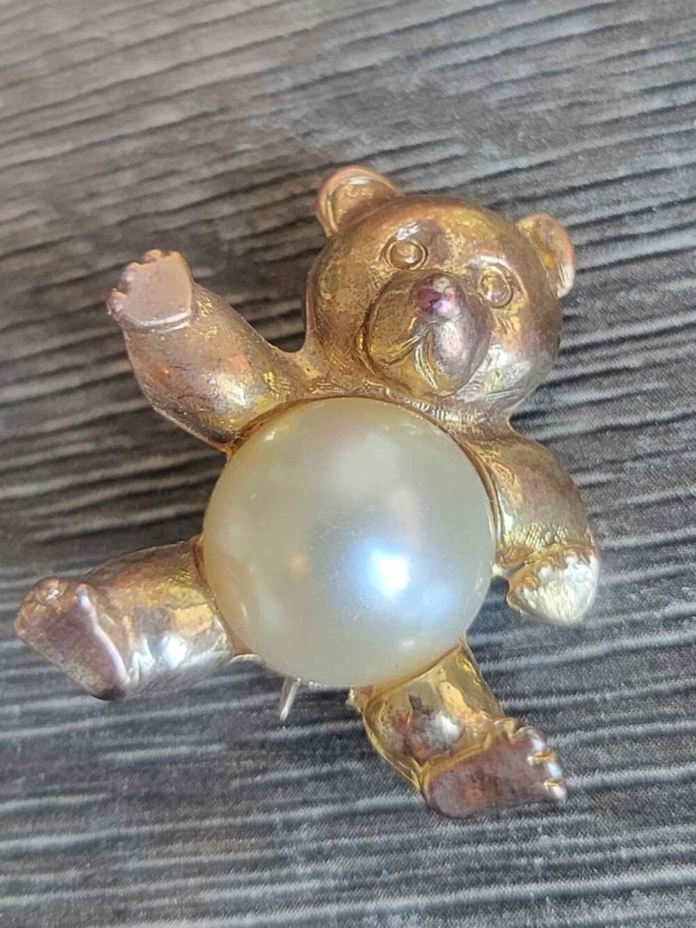 VINTAGE TRIFARI teddy bear brooch with a pearl